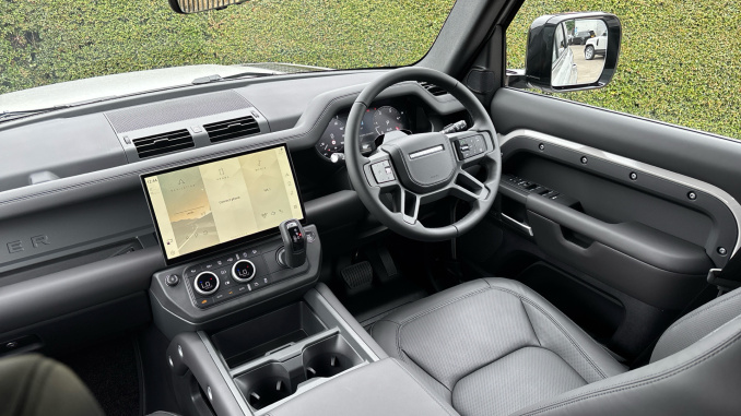 Land Rover Defender 3.0 D250 X-Dynamic HSE 110 5dr Auto Diesel Estate - Image 25